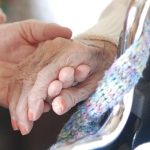 Merawat Orang Tua dan Lansia dalam Islam